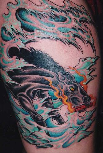 tatuaje obra de arte de caballo negro con dinamitas en el rio
