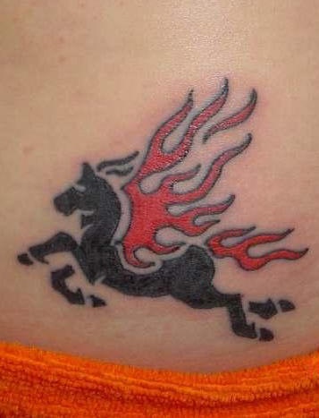 tatuaje de pegaso con alas en llamas