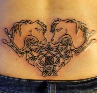 Le tatouage d&quotentrelacs des têtes de chevaux sur le bas du dos
