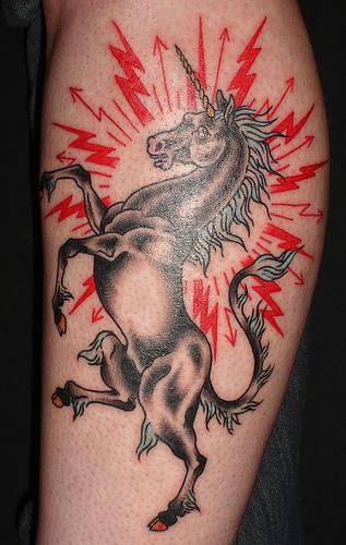 Le tatouage de cheval noir dans le rayonnement rouge