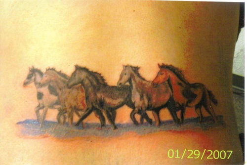 tatuaje colorido de la manada de caballos