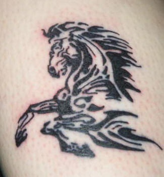 tatuaje en tinta negra de tribal de caballo
