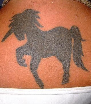 Le tatouage de licorne sur tout le dos