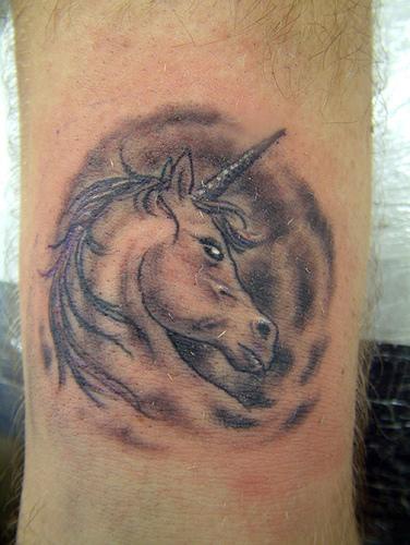 tatuaje en tinta negra de cabeza de unicornio
