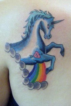 tatuaje de unicornio azul con arco iris