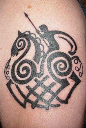 Le tatouage de chevalier en entrelacs