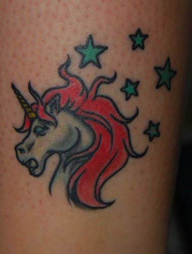tatuaje de cabez de unicornio rojo con estrellas