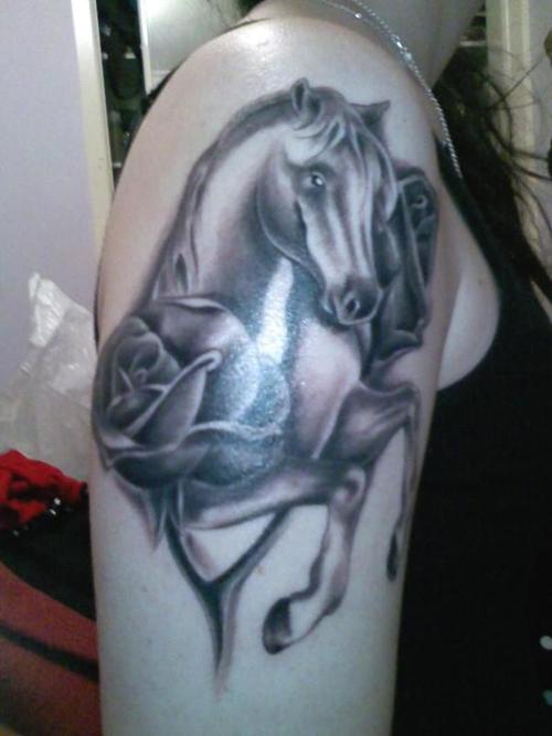 Le tatouage de cheval noir avec la rose