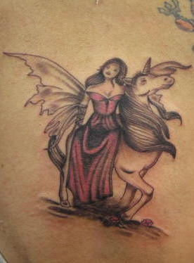Le tatouage de la princesse avec un licorne
