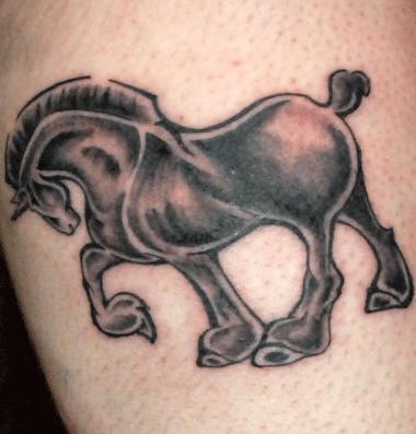 Le tatouage de cheval de gros trait noir