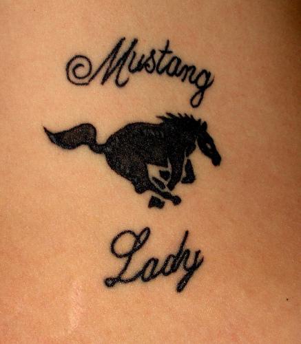 Mustang Lady schwarze Tinte Tattoo