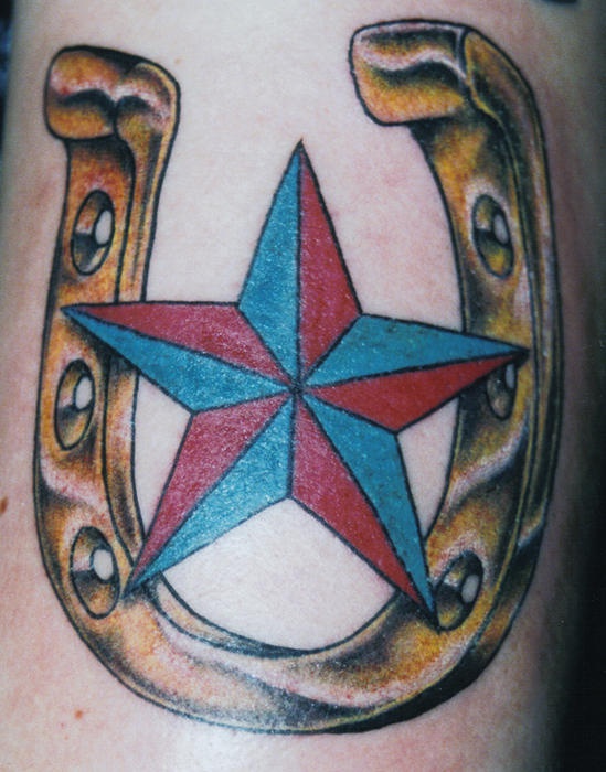 Tatuaje de una herradura dorada y una estrella roja y azul