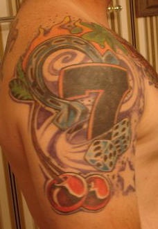 ferro di cavallo con cifra sette sulla spalla tatuaggio