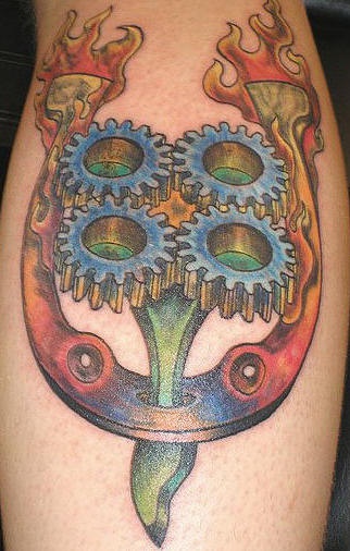 Tatuaje multicolor de herradura con elementos mecánicos