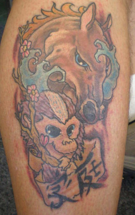 Le tatouage de cheval avec un singe et des hiéroglyphes