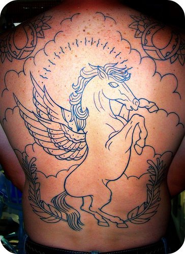 tatuaje en toda la espalda de pegaso en las nubes