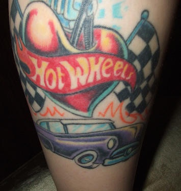 scotte ruote del auto con cuori tatuaggio