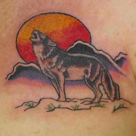 Tatuaggio colorato il volpe che ulula e la luna rossa