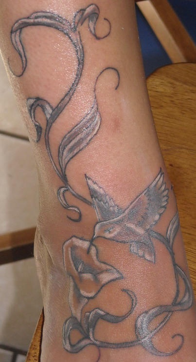 Le tatouage de colibri blanc avec une vigne