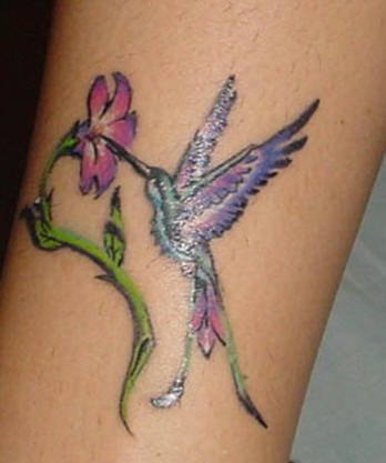 tatuaje de majestuoso colibrí morado