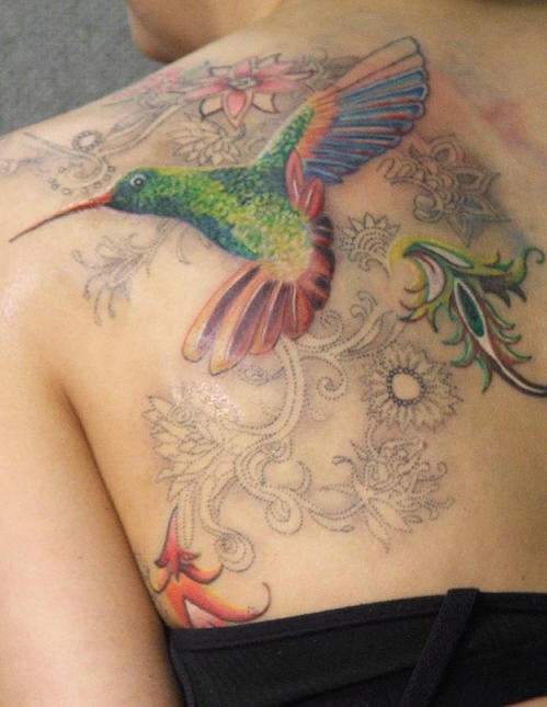 tatuaje de obra de arte de tracería increible de colibrís