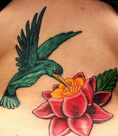 tatuaje de colibrí con flor en es estilo clásico