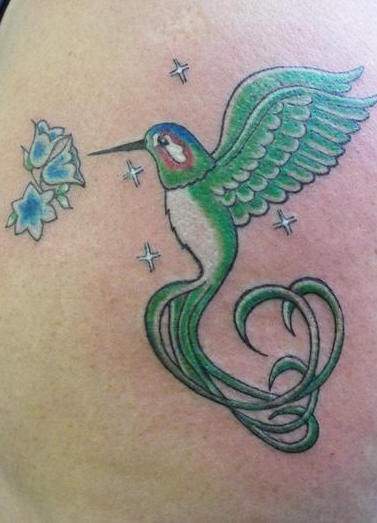 tatuaje de dibujo animado de colibrí