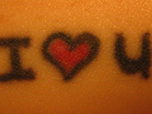 el tatuaje sencillo &quotte amo" &quoti love u"