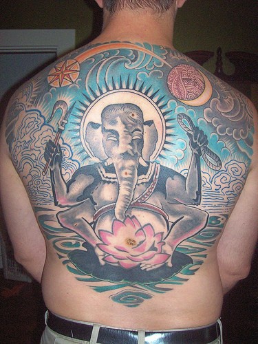 tatuaje de ganesha india en el mar con cielo