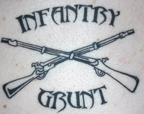 el tatuaje de dos escopetas cruzadas hecho con tinta negra