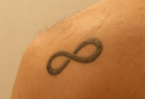 piccolo nero simbolo infinito tatuaggio