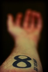 Un gros tatouage du symbol de l&quotinfini sur le bras