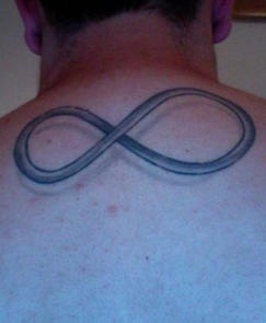 simbolo infinito striscia sul retro tatuaggio