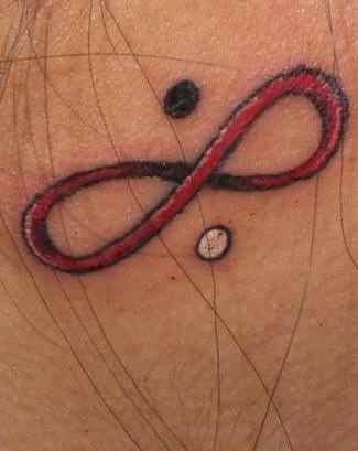 stile infinito yin yang tatuaggio