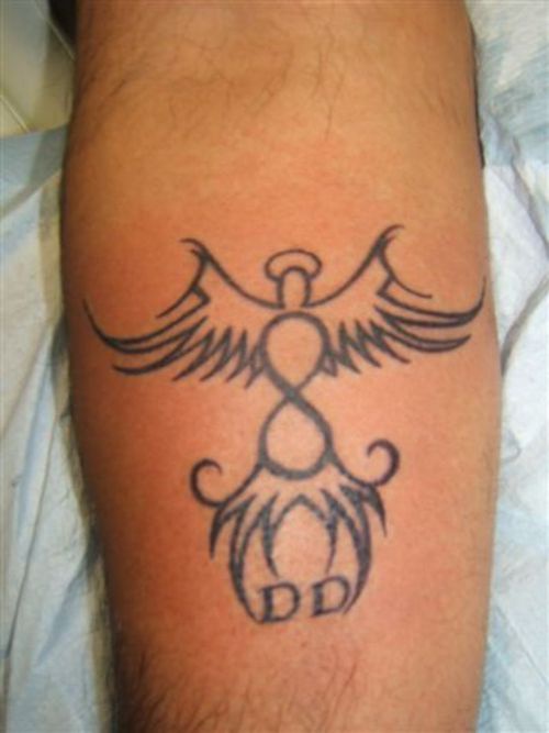 Le tatouage du symbole ailé de l&quotinfini