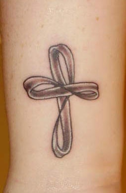 Tatuaje del símbolo del infinito hacienfo una cruz