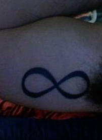 Tatuaje negro del símbolo del infinito