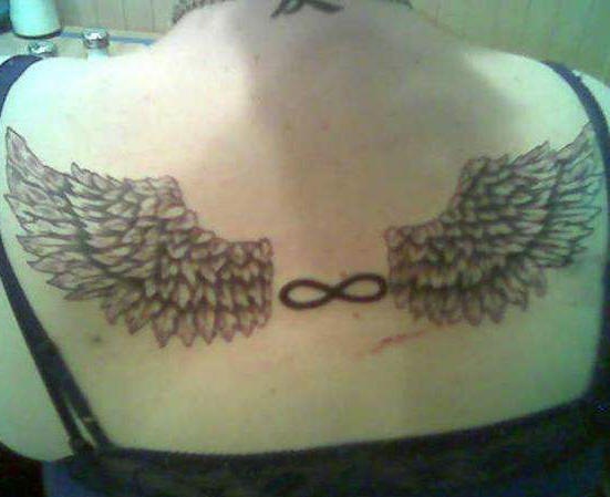 simbolo di infinita" con le ali sulla schiena tatuaggio