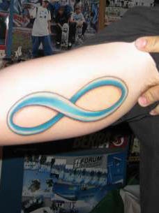 striscia blu dell simbolo infinito tatuaggio
