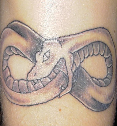 Le symbole de l&quotinfini en tatouage de serpent