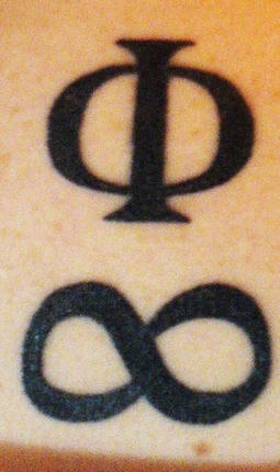 simbolo di infinita" e troffeo d&quotoro tatuaggio