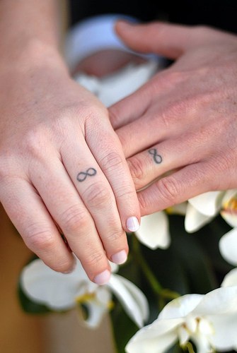 Le tatouage du symbole de l&quotinfini en forme de bague de marriage