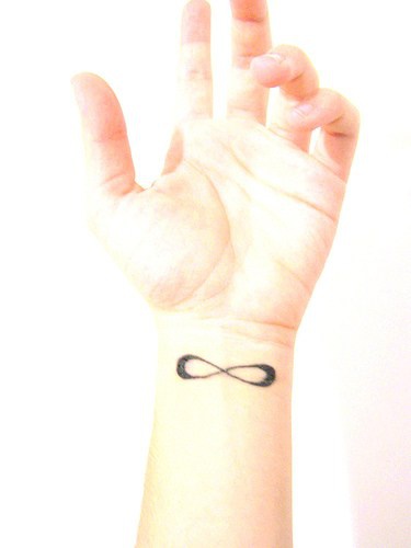 simbolo di infinita" sul polso tatuaggio