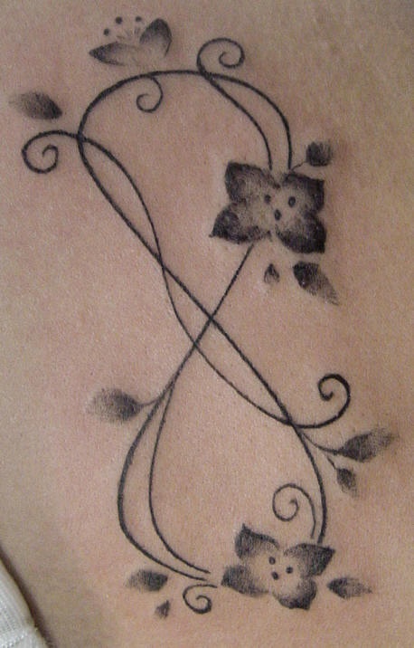 Tatuaje del símbolo del infinito decorado con tracer&quotia de flores