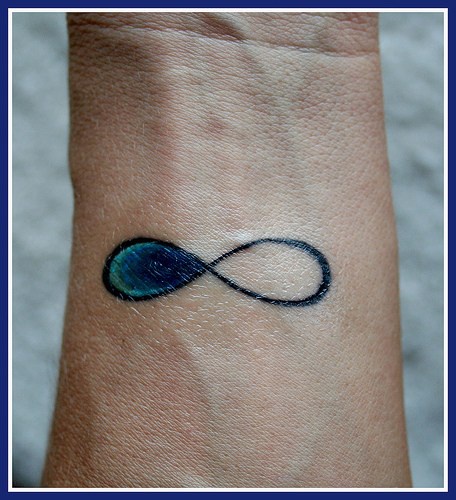 simbolo infinito colorato da un lato tatuaggio