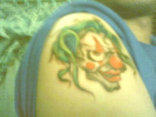 testa pagliaccio verde folle tatuaggio sulla spalla
