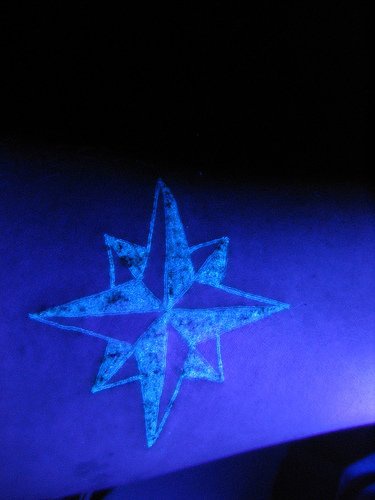 stella pollare uv inchiostro incandescente tatuaggio