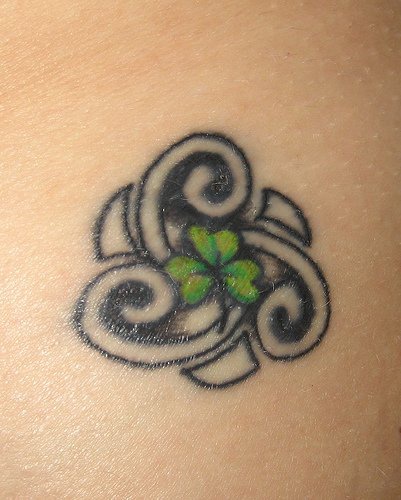simbolo irlandese trinita" tatuaggio