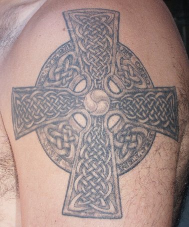 Tatuaje de una cruz céltica arriba de un círculo