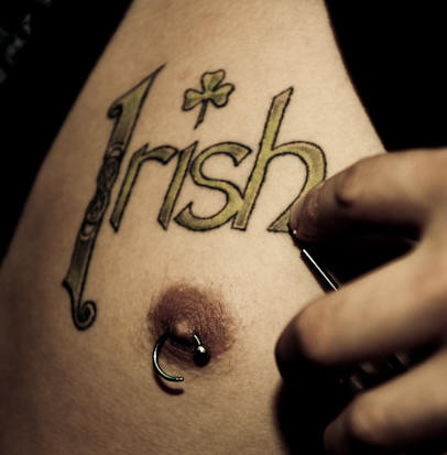 irish con quadrifoglio sul seno tatuaggio